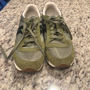 Barely worn forest green Saucony tennis shoes. 9.5 women’s.